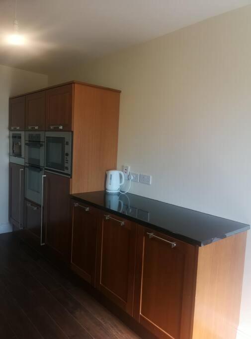 Spacious And Warm 2 Bedroom Apartment Sleeps Up To 5 Athy Dış mekan fotoğraf