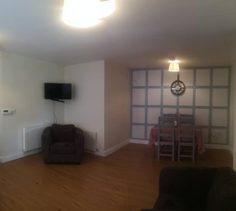 Spacious And Warm 2 Bedroom Apartment Sleeps Up To 5 Athy Dış mekan fotoğraf